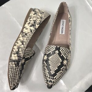 Steve Madden Black and Cream Flats Snakeskin Pattern Pointy Toe NWOT Size 7